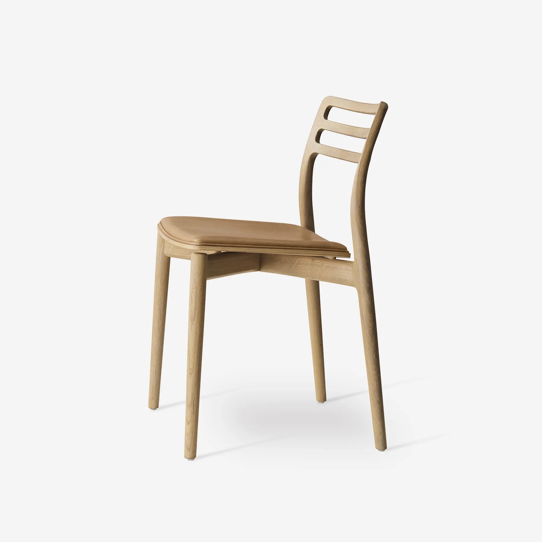 Vipp Cabin Chair - vipp481 - Light oak w/camel leather